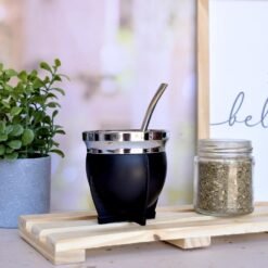 MATE PLAST.C/BOMB.RAICES NEGRO CJA.REGALO